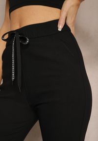 Renee - Czarne Spodnie z Bawełną High Waist z Napisami oraz Gumką w Talii Rilaira. Okazja: na spotkanie biznesowe, do pracy. Stan: podwyższony. Kolor: czarny. Materiał: bawełna. Wzór: napisy. Styl: biznesowy, elegancki #4