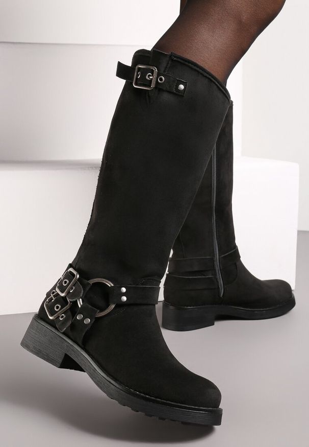 Born2be - Czarne Kozaki Typu Biker na Płaskim Obcasie z Ozdobną Sprzączką Serriva. Wysokość cholewki: przed kolano. Zapięcie: sprzączka. Kolor: czarny. Szerokość cholewki: normalna. Obcas: na obcasie. Wysokość obcasa: niski