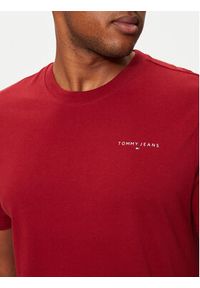 Tommy Jeans T-Shirt Linear Chest DM0DM18555 Czerwony Slim Fit. Kolor: czerwony. Materiał: bawełna