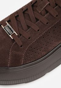 Renee - Ciemnobrązowe Perforowane Sneakersy ze Skóry Naturalnej na Platformie i Koturnie Risyla. Kolor: brązowy. Materiał: skóra. Obcas: na koturnie #7