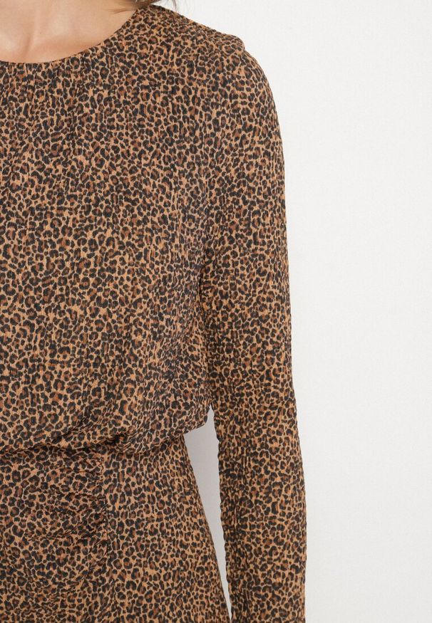 Born2be - Panterkowa Sukienka z Gumką w Pasie i Ołówkowym Dołem z Rozcięciem Zenita. Okazja: na co dzień. Materiał: jeans. Długość rękawa: długi rękaw. Typ sukienki: ołówkowe. Styl: elegancki, casual