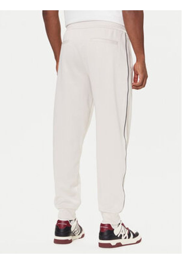 Armani Exchange Spodnie dresowe XM001358 AF16278 U1013 Écru Regular Fit. Materiał: syntetyk
