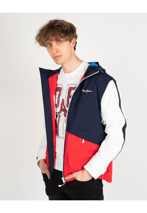 Pepe Jeans Kurtka "Anthony" | PM402400 | Anthony | Mężczyzna | Biały, Czerwony, Granatowy. Okazja: na co dzień. Typ kołnierza: kaptur. Kolor: biały, niebieski, czerwony, wielokolorowy. Materiał: nylon. Wzór: nadruk. Styl: casual