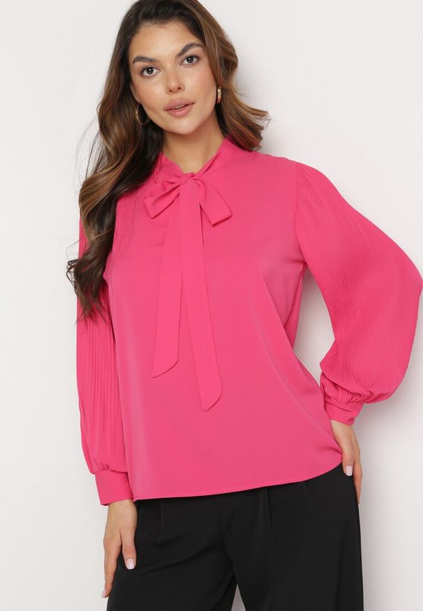 Born2be - Różowa Bluzka z Trójkątnym Dekoltem i Wiązaniem wokół Szyi Flovena. Okazja: na co dzień. Kolor: różowy. Styl: elegancki, casual