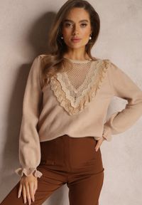 Renee - Beżowy Sweter z Falbankami i Ażurową Koronką Vegu. Typ kołnierza: kołnierz z falbankami. Kolor: beżowy. Materiał: koronka. Długość rękawa: długi rękaw. Długość: długie. Wzór: koronka, ażurowy. Styl: klasyczny #4