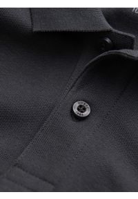 Ombre Clothing - Jednokolorowa koszulka męska polo BASIC z dzianiny pique - grafitowa V3. Okazja: na co dzień. Typ kołnierza: polo. Kolor: szary. Materiał: dzianina. Wzór: haft, aplikacja, jednolity. Styl: sportowy, wizytowy, casual #4