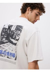 Reserved - T-shirt relaxed z nadrukiem na plecach - jasnoszary. Kolor: szary. Materiał: bawełna, dzianina. Wzór: nadruk #1