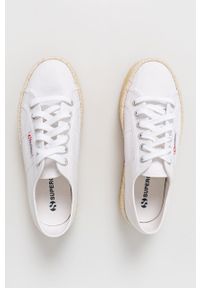 Superga Espadryle kolor biały na platformie. Nosek buta: okrągły. Zapięcie: sznurówki. Kolor: biały. Materiał: materiał. Wzór: gładki. Obcas: na platformie #5