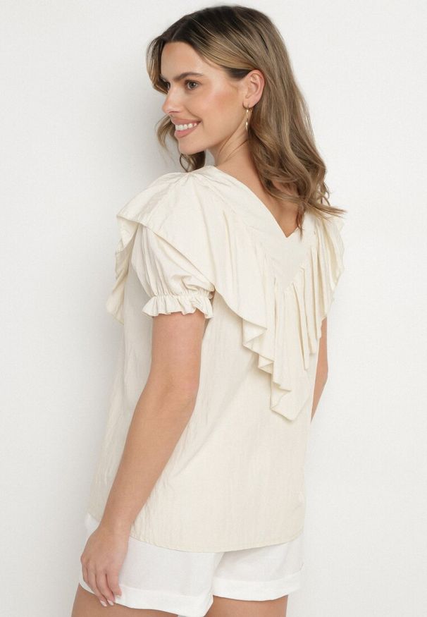 Born2be - Beżowa Bluzka z Wiskozą i Falbankami Fadevia. Okazja: na co dzień. Typ kołnierza: kołnierz z falbankami. Kolor: beżowy. Materiał: wiskoza. Długość rękawa: krótki rękaw. Długość: krótkie. Styl: casual, elegancki, wizytowy