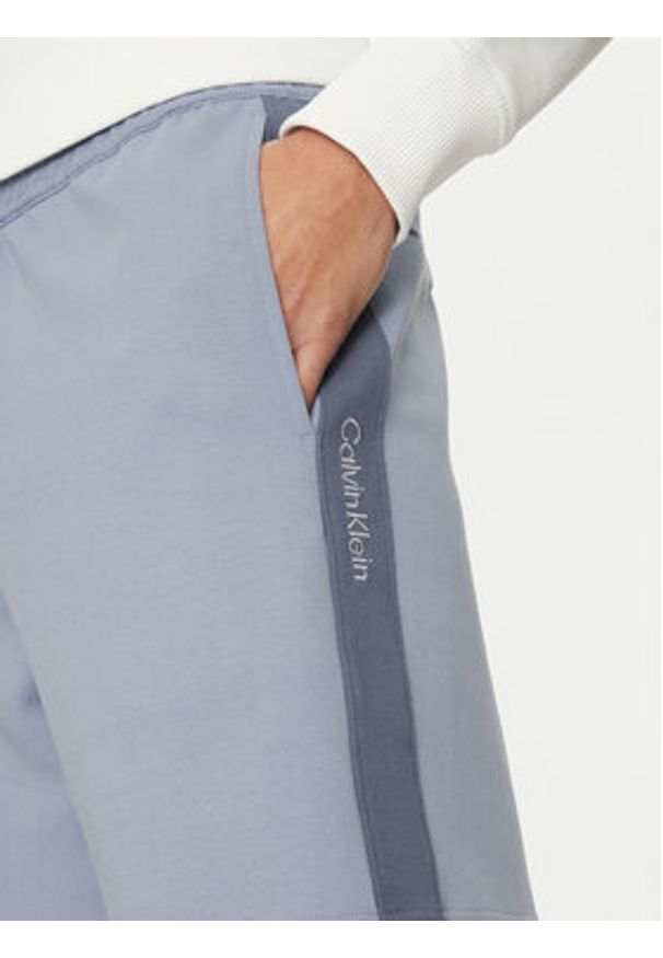 Calvin Klein Jeans Szorty sportowe J30J327246 Niebieski Relaxed Fit. Kolor: niebieski. Materiał: syntetyk. Styl: sportowy