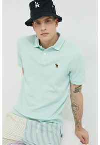 Abercrombie & Fitch polo męski kolor zielony z aplikacją. Typ kołnierza: polo. Kolor: zielony. Materiał: skóra, dzianina, materiał. Długość: krótkie. Wzór: aplikacja #1