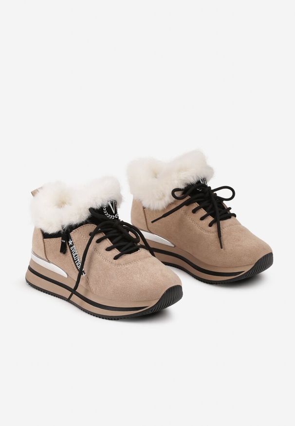 Born2be - Beżowe Płaskie Sneakersy Ozdobione Futerkiem i Napisem Tarvina. Okazja: na co dzień, na spotkanie biznesowe, do pracy. Zapięcie: sznurówki. Kolor: beżowy. Materiał: futro. Wzór: napisy, aplikacja