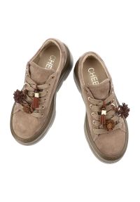 CheBello - Sneakersy damsie Chebello, cholewka ze skóry naturalnej o gładkim wykończeniu z metalowymi przelotkami i sznurowaniem oraz ozdobnymi chwostami, beżow. Okazja: na co dzień. Kolor: beżowy. Materiał: skóra. Szerokość cholewki: normalna. Wzór: gładki. Obcas: na platformie. Styl: casual #2