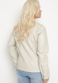 Born2be - Jasnobeżowa Kurtka Ramoneska Bez Kołnierzyka z Suwakami na Rękawach Rilinne. Okazja: na co dzień, na spacer. Typ kołnierza: bez kołnierzyka. Kolekcja: plus size. Kolor: beżowy. Sezon: wiosna. Styl: casual, elegancki #3