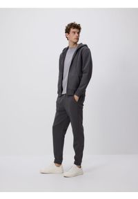 Reserved - Spodnie dresowe regular fit - ciemnoszary. Kolor: szary. Materiał: dresówka