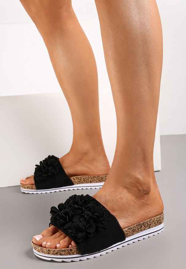 Born2be - Czarne Klapki na Płaskiej Podeszwie z Ozdobnymi Kwiatami Nalaratia. Kolor: czarny. Wzór: kwiaty. Obcas: na płaskiej podeszwie. Styl: elegancki