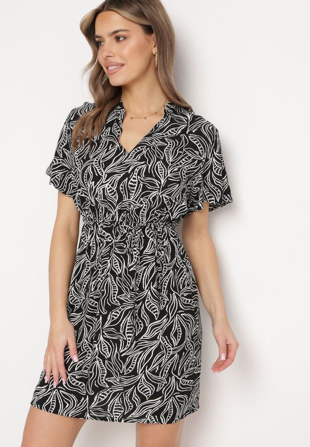 Born2be - Czarno-Biała Sukienka Rozkloszowana ze Sznurkiem w Talii w Drobny Print Ikattia. Okazja: na imprezę, na co dzień. Typ kołnierza: dekolt w kształcie V. Kolor: czarny. Materiał: tkanina, materiał. Długość rękawa: krótki rękaw. Wzór: nadruk. Sezon: lato. Styl: klasyczny, casual, elegancki