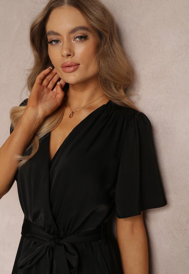 Renee - Czarna Sukienka Perassa. Kolor: czarny. Materiał: materiał. Długość rękawa: krótki rękaw. Sezon: lato. Typ sukienki: kopertowe. Długość: mini