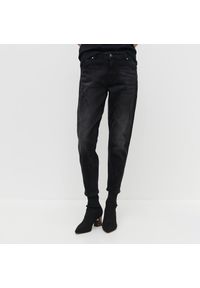 Reserved - Jeansy boyfriend slim - Czarny. Kolor: czarny. Materiał: jeans #1