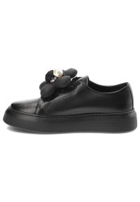 CheBello - Czarne Eleganckie Sneakersy Chebello Z Ozdobnym Kwiatem. Okazja: na co dzień. Kolor: czarny. Materiał: materiał, skóra. Wzór: kwiaty #3