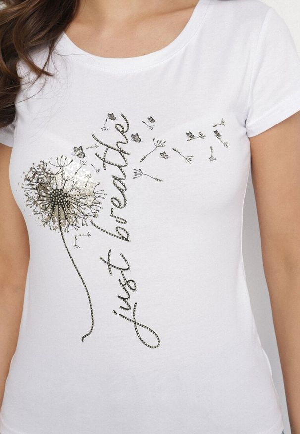 Born2be - Biały Bawełniany T-shirt o Dopasowanym Kroju z Nadrukiem Erriana. Okazja: na co dzień, na spotkanie biznesowe, do pracy. Kolor: biały. Materiał: bawełna. Wzór: nadruk. Styl: biznesowy, klasyczny, elegancki, casual
