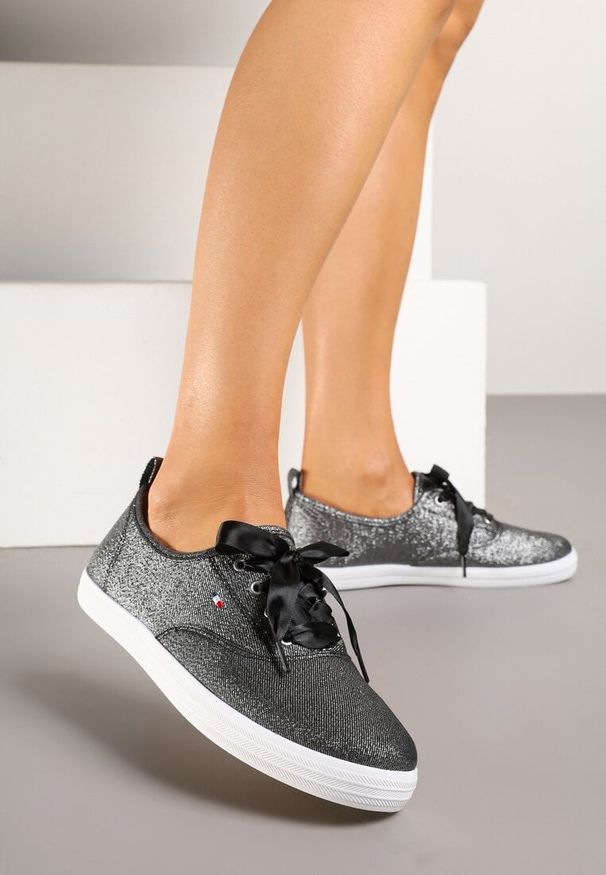 Born2be - Czarne Tenisówki z Brokatem ze Sznurówkami Typu Wstążka Paldora. Okazja: na co dzień. Zapięcie: sznurówki. Kolor: czarny. Materiał: jeans, skóra. Wzór: aplikacja. Styl: elegancki, wizytowy, casual