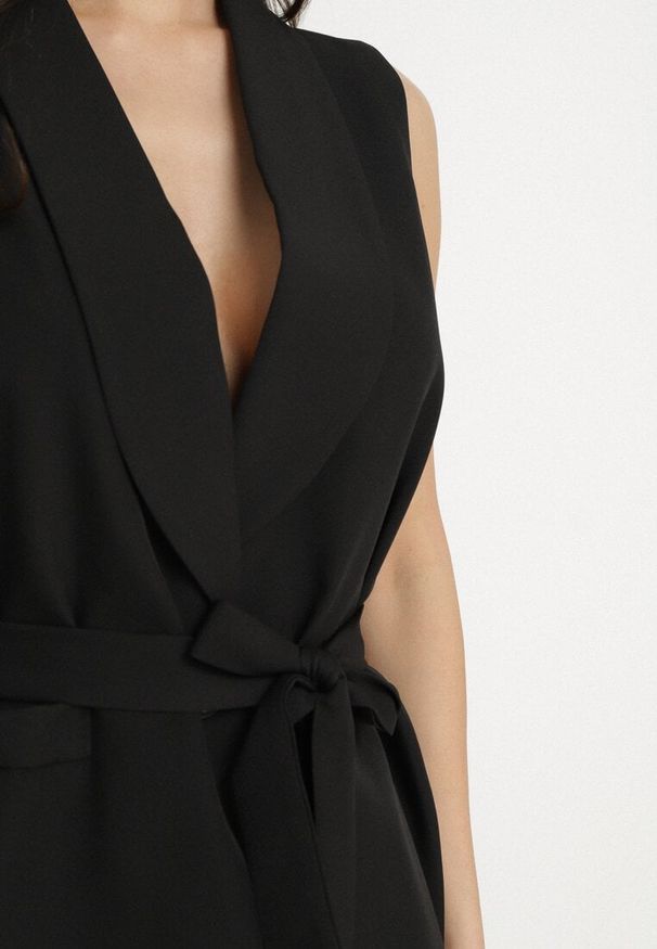 Born2be - Czarna Garniturowa Kamizelka Ozdobiona Paskiem Viviona. Okazja: na co dzień. Kolor: czarny. Wzór: aplikacja. Styl: elegancki, klasyczny, casual