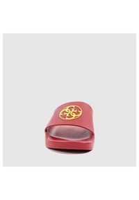 Guess - GUESS Bordowe klapki damskie ze złotym logo. Nosek buta: okrągły. Kolor: czerwony #4