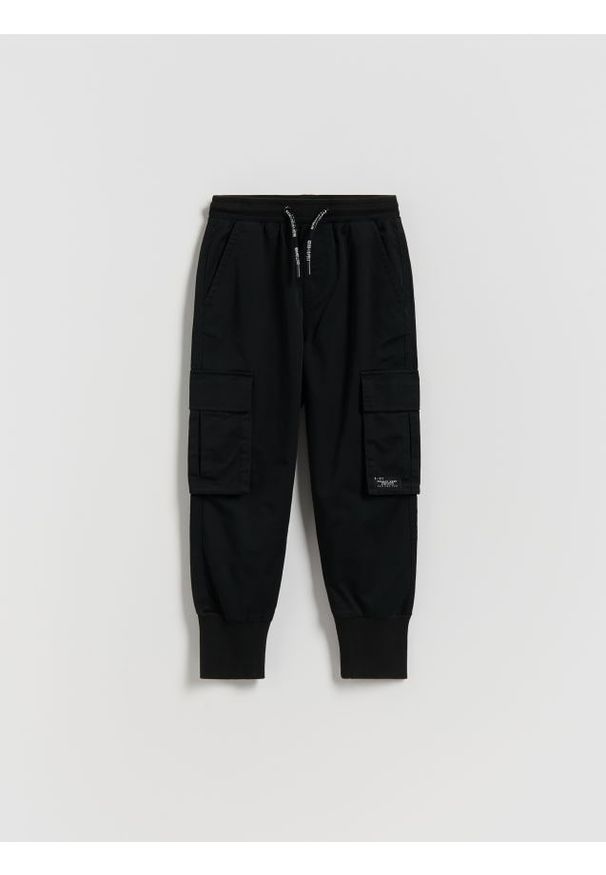 Reserved - Spodnie jogger cargo - czarny. Kolor: czarny. Materiał: bawełna, tkanina