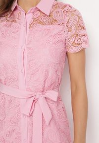 Born2be - Różowa Koszulowa Sukienka Koronkowa z Wiązanym Paskiem Sachaela. Kolor: różowy. Materiał: koronka. Typ sukienki: koszulowe. Długość: midi #3