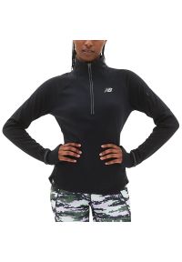 Bluza New Balance WT23252BK - czarna. Kolor: czarny. Materiał: skóra, tkanina, poliester. Styl: sportowy. Sport: fitness
