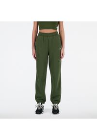 Spodnie damskie New Balance WP33513KOU – zielone. Stan: podwyższony. Kolor: zielony. Materiał: bawełna, dresówka, poliester, prążkowany
