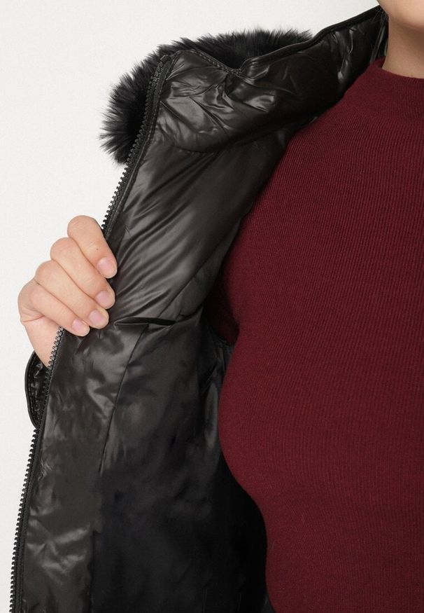 Born2be - Czarna Kurtka z Pikowanymi Przeszyciami i Kapturem z Futerkiem Vevea. Okazja: na spacer, na spotkanie biznesowe, do pracy, na co dzień. Kolekcja: plus size. Kolor: czarny. Materiał: futro. Styl: elegancki, biznesowy, casual