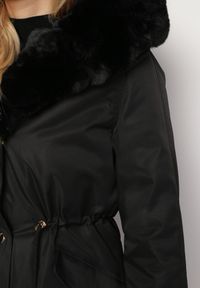 Born2be - Czarna Kurtka Parka z Futerkiem i Kapturem Aresja. Okazja: na co dzień. Kolor: czarny. Materiał: futro. Sezon: zima. Styl: casual #5