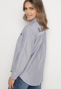 Born2be - Granatowa Koszula w Paski Zdobiona Haftem Denelle. Okazja: do pracy, na co dzień, na spotkanie biznesowe. Typ kołnierza: kołnierzyk klasyczny. Kolor: niebieski. Materiał: jeans. Długość rękawa: długi rękaw. Długość: długie. Wzór: haft, aplikacja, paski. Styl: casual, klasyczny, biznesowy #4