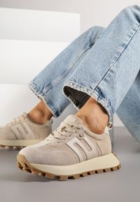 Renee - Beżowe Sneakersy ze Skóry Naturalnej Ozdobione Geometrycznym Wzorem Melassea. Okazja: na co dzień. Kolor: beżowy. Materiał: skóra. Wzór: aplikacja, geometria #5