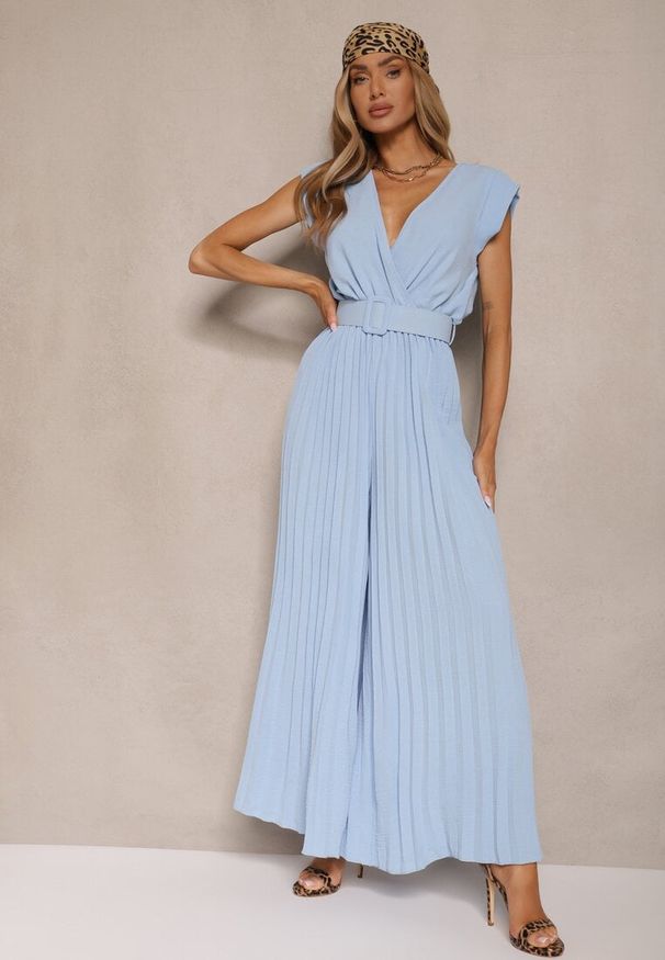 Renee - Jasnoniebieski Kopertowy Kombinezon Wide Leg Zdobiony Plisami i Paskiem z Klamrą Salirella. Okazja: na co dzień. Kolor: niebieski. Wzór: aplikacja. Styl: elegancki, casual