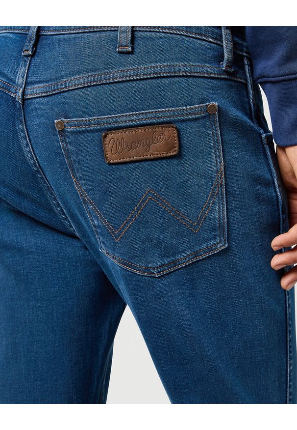 Wrangler - WRANGLER MĘSKIE SPODNIE JEANSOWE LARSTON BLUE GREY 112355025 W18S017416