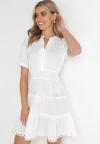 Born2be - Biała Rozkloszowana Sukienka Mini z Gumkami w Pasie z Koronkowymi Wstawkami Dalera. Kolor: biały. Materiał: koronka. Sezon: wiosna, lato. Długość: mini #1