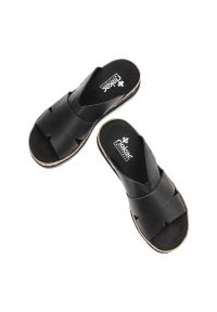 Czarne Klapki Rieker Wygodne Buty Na Platformie. Okazja: na co dzień, na spacer. Kolor: czarny. Materiał: skóra. Obcas: na platformie. Styl: casual, elegancki #8
