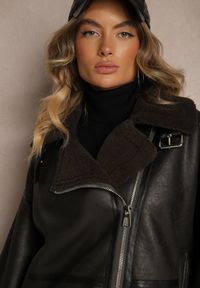 Renee - Czarna Kurtka Biker Barankowym Futerkiem Zdobiona Paskami ze Sprzączkami Nearella. Okazja: na co dzień. Kolor: czarny. Materiał: futro. Wzór: aplikacja. Styl: wizytowy, elegancki, casual #2