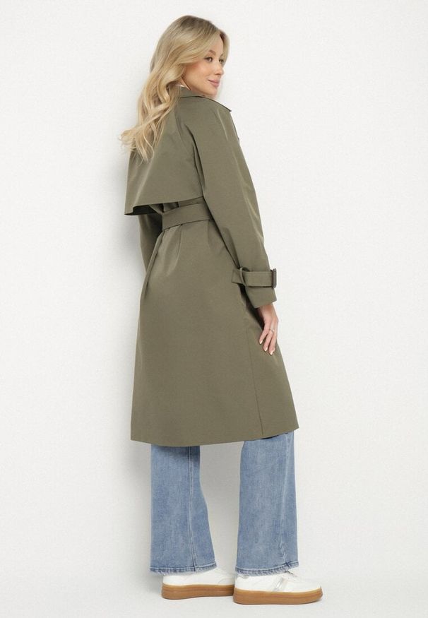 Born2be - Zielony Płaszcz w Stylu Trencza Ozdobiony Paskiem z Klamrą Ninellira. Kolor: zielony. Materiał: jeans. Długość rękawa: długi rękaw. Długość: długie. Wzór: aplikacja. Styl: klasyczny, elegancki