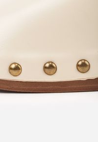 Born2be - Beżowe Klapki z Metaliczną Ozdobą i Nitami Noriche. Okazja: na co dzień. Kolor: beżowy. Wzór: aplikacja. Styl: casual, klasyczny #7