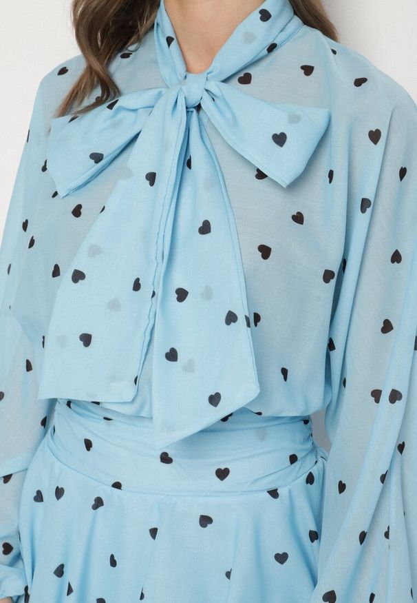 Born2be - Niebieska Rozkloszowana Sukienka z Rękawami Typu Nietoperz i Wiązaniem Miriviela. Okazja: na co dzień. Kolor: niebieski. Materiał: jeans. Typ sukienki: proste. Styl: casual, klasyczny