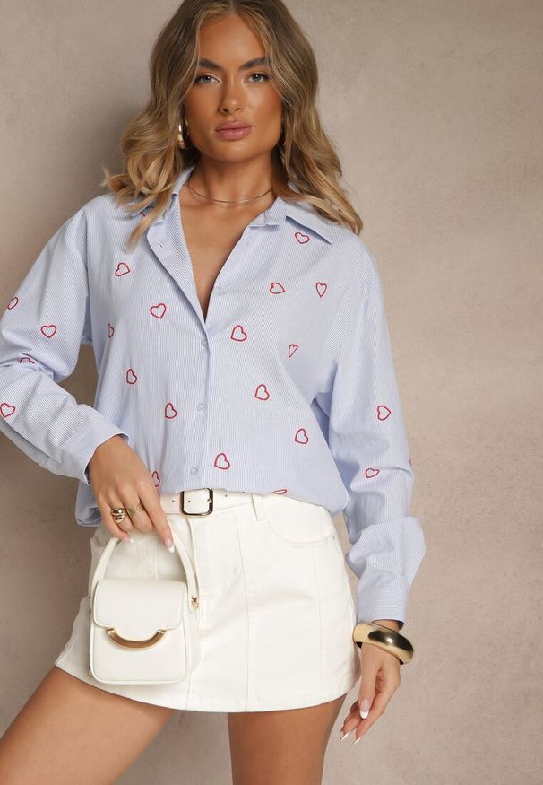 Renee - Niebiesko-Czerwona Koszula Oversize w Prążki Zdobiona Haftem w Serca Nitavela. Okazja: na co dzień. Kolor: niebieski. Materiał: jeans. Długość rękawa: długi rękaw. Długość: długie. Wzór: prążki, aplikacja, haft. Styl: elegancki, casual