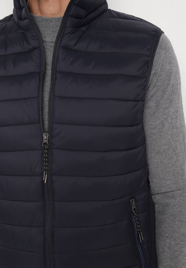 Born2be - Granatowa Pikowana Kamizelka z Kieszeniami na Suwak Hanilea. Okazja: na co dzień. Kolor: niebieski. Materiał: jeans. Styl: klasyczny, elegancki, casual