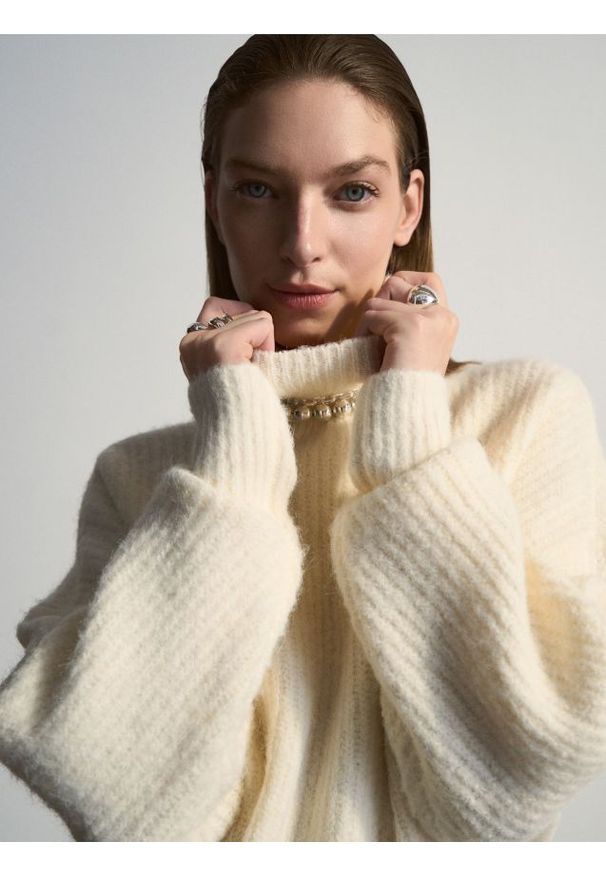 Reserved - Sweter z domieszką wełny - biały. Kolor: biały. Materiał: wełna