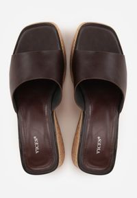 Born2be - Ciemnobrązowe Klapki VICES z Kwadratowym Noskiem na Koturnie z Imitacji Korka Cordereida. Okazja: na co dzień. Kolor: brązowy. Materiał: jeans, len. Wzór: haft. Sezon: lato. Obcas: na koturnie. Styl: casual #7