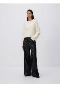 Reserved - Strukturalny sweter - kremowy. Kolor: kremowy. Materiał: dzianina