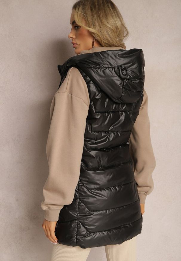 Renee - Czarna Pikowana Kamizelka Długa z Kapturem Odpinanym Raelliana. Typ kołnierza: kaptur. Kolor: czarny. Długość: długie. Sezon: wiosna, jesień